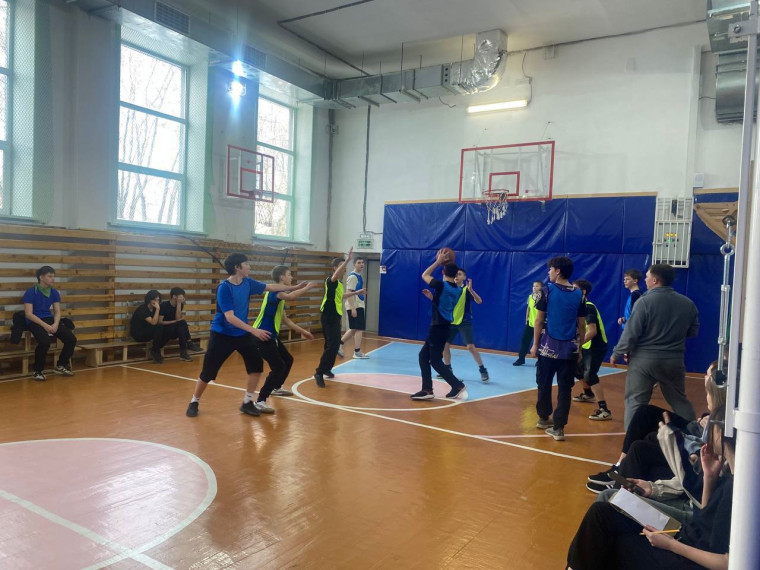 Соревнования по баскетболу.